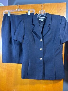 Amanda Smith Petites Dark Blue Blazer and Skirt Suit, size 8P